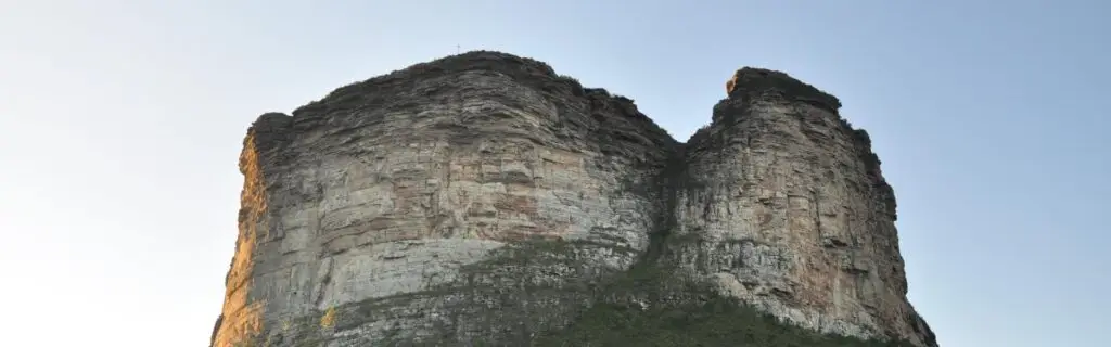 Vista frontal do Morro do Pai Inácio sob céu limpo ao entardecer