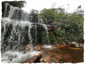 Cachoeira no Parque da Muritiba, em Lençóis, com visitantes no poço
