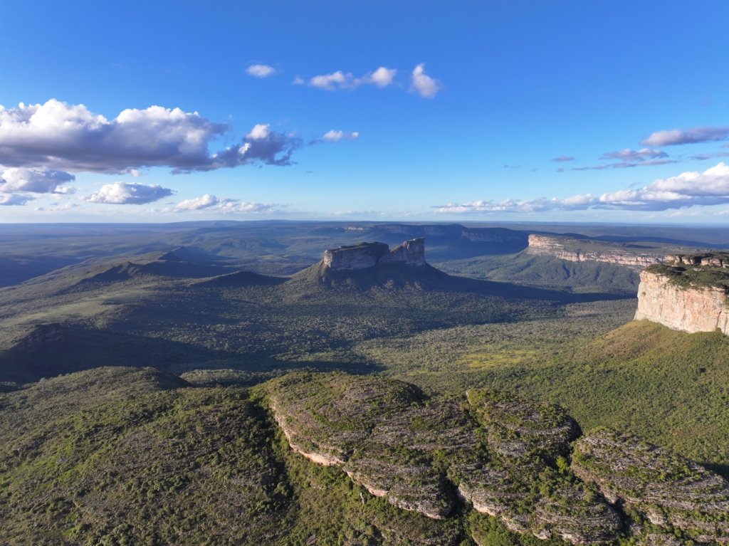 Vista panorâmica da Chapada Diamantina, com vales, serras e formações rochosas