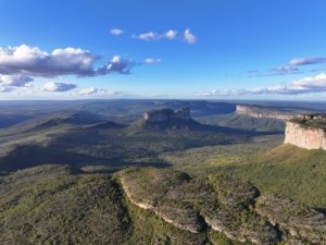 Vista panorâmica da Chapada Diamantina, com vales, serras e formações rochosas