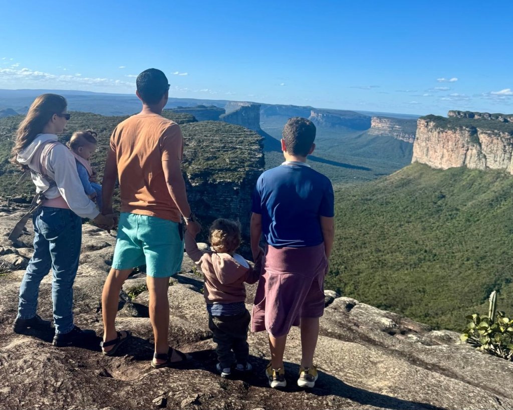 Família observa a paisagem do alto do Morro do Pai Inácio, na Chapada Diamantina