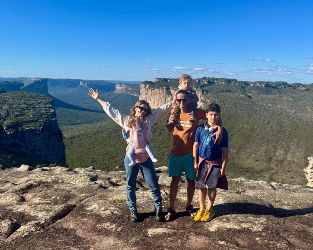 Família com crianças em mirante da Chapada Diamantina