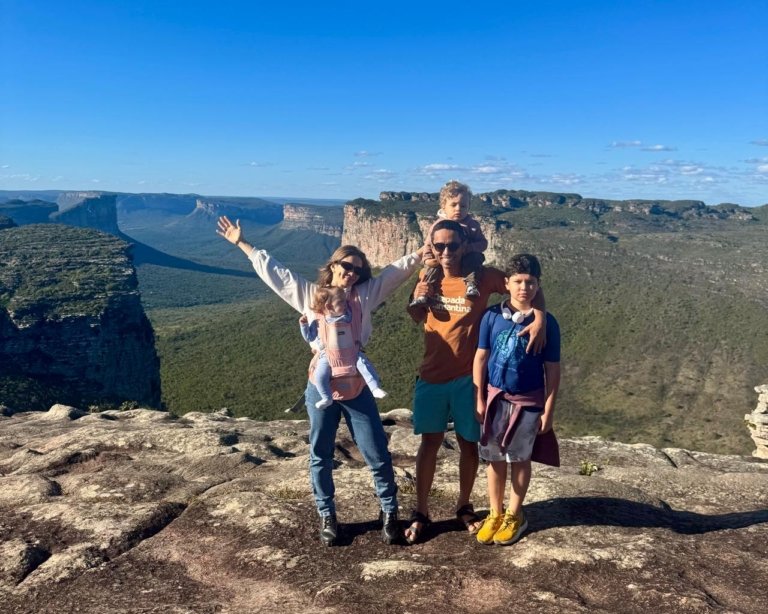 Família com crianças em mirante da Chapada Diamantina