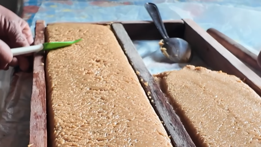 Produção artesanal dos Doces D’Afra sendo cortada em uma forma